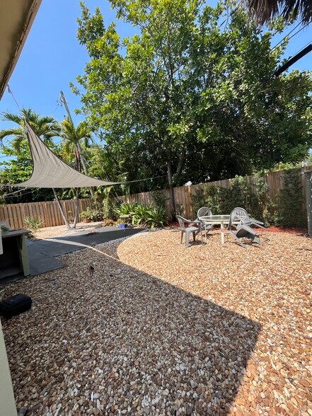 Shared Courtyard - 1808 NE 11th Ave