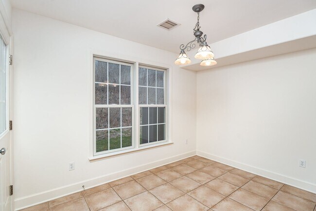 Building Photo - Welcome to this 3 bedroom, 2.5 bathroom to...