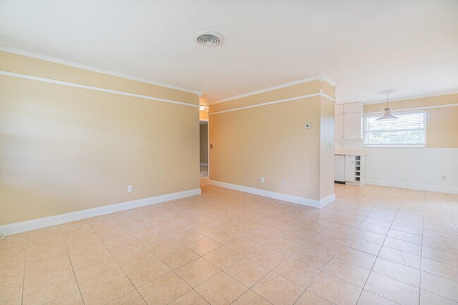 Building Photo - 2566 NE Hickory Ave