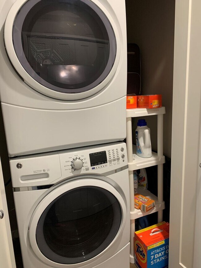 Building Photo - Spacious 1-Bedroom/1.5-Bath, unit 305, available Early July 2026!