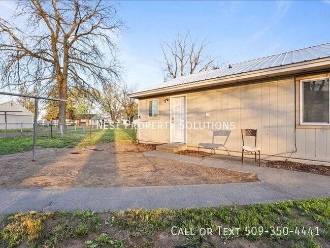 Building Photo - 1211 Vandenburg Ave