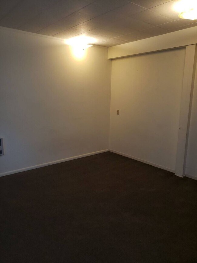 Building Photo - 1065 NE Duncan Ln