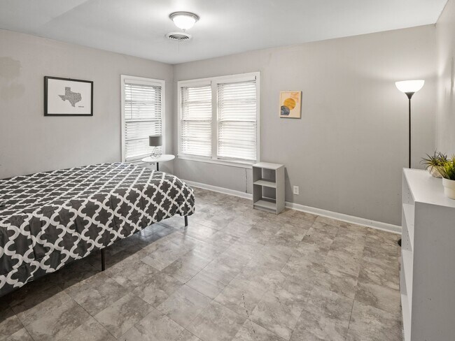 Building Photo - 6208 Walnut Hills Dr