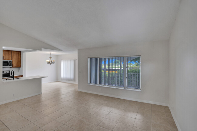 Building Photo - 815 W Boynton Beach Blvd