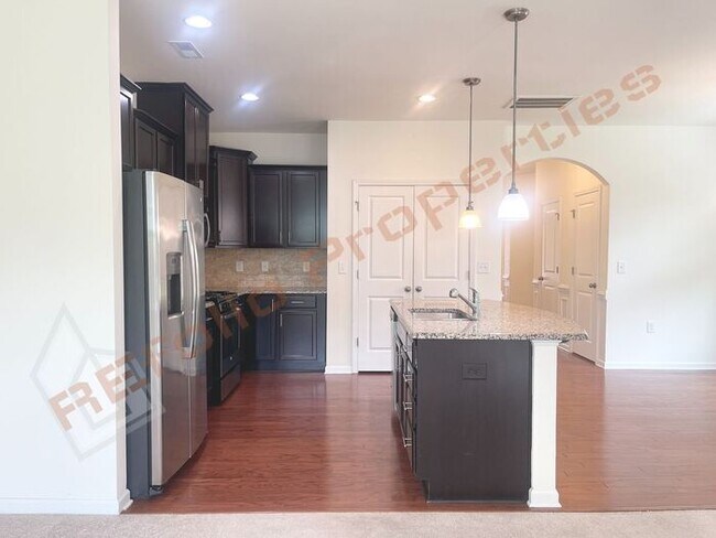 Building Photo - Beautiful 2 Story 3 Bedroom End Unit Townh...