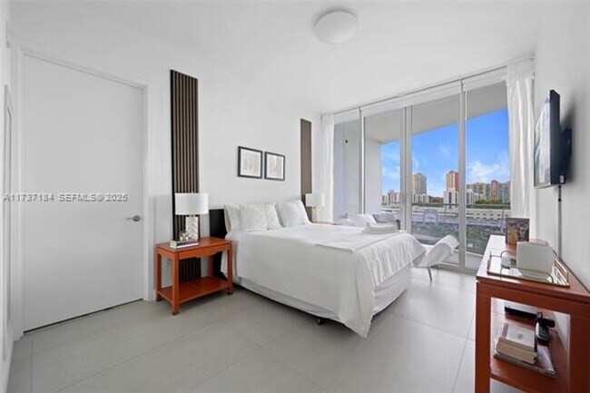 Building Photo - 16901 Collins Ave