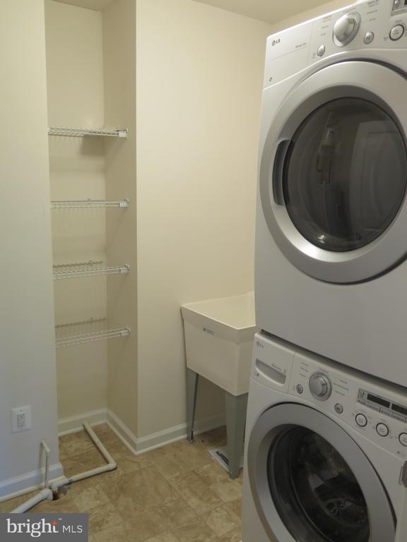Building Photo - 24634 Johnson Oak Terrace