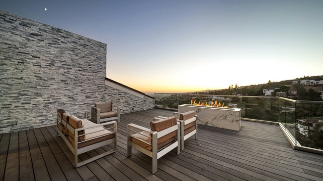 Building Photo - 1623 Viewmont Dr