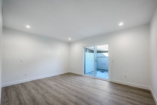 Building Photo - Beautifully remodeled single-story home in the heart of Solana Beach!