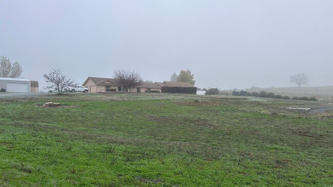 Building Photo - 14575 Avenida Central