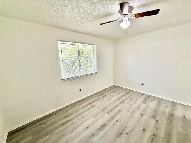 Building Photo - 403 Country Aire Dr