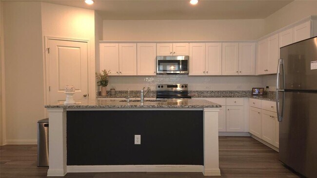 Building Photo - 124 Blazilmar Ln