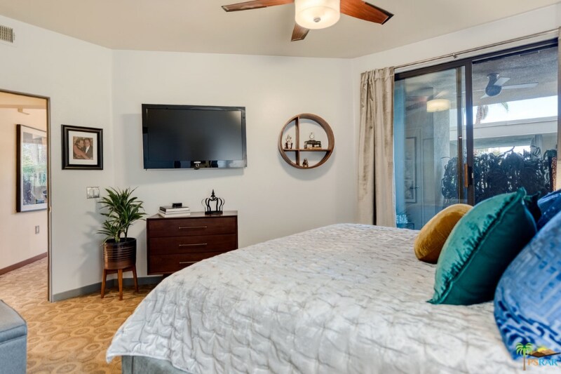 Building Photo - 820 E Palm Canyon Dr