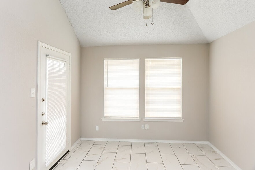 Building Photo - 2221 Collier Ct