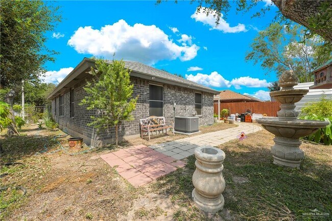 Building Photo - 13 Goldenrod Ave