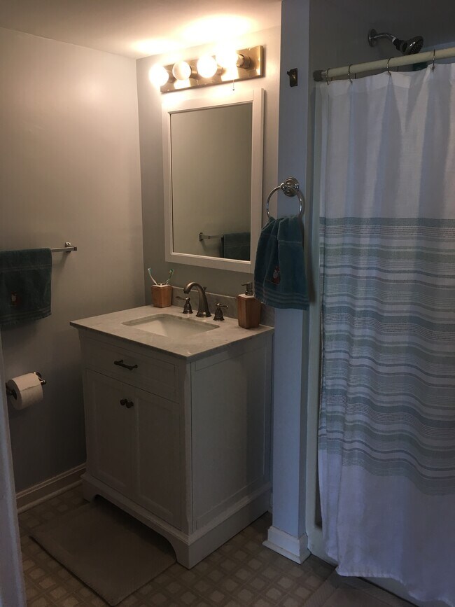 Building Photo - 108 Canterbury Ct