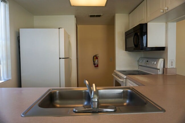 Building Photo - TownHome in Island Club West