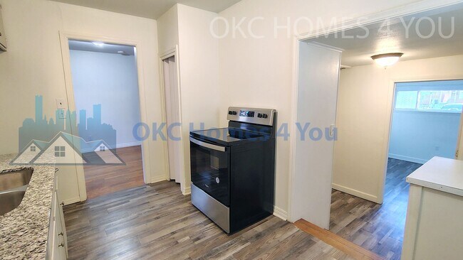 Building Photo - Charming 2 Bedroom near I-44 & May Ave.