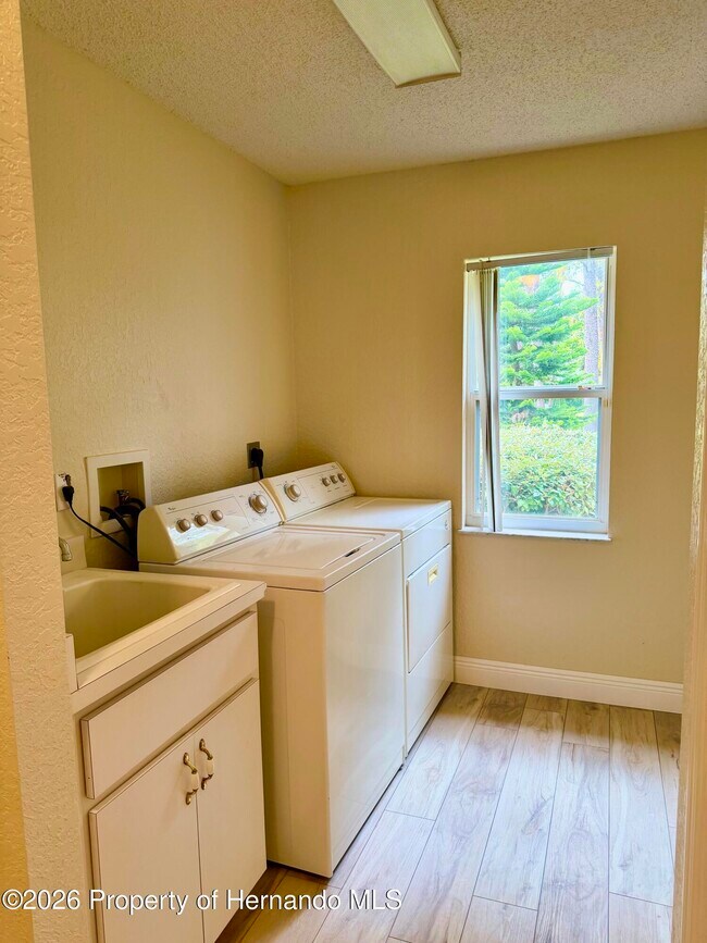 Building Photo - 9448 Tooke Shore Dr