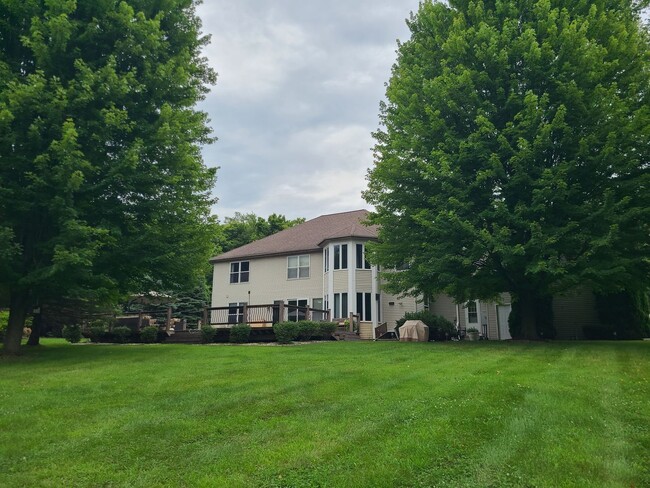 Building Photo - Six Bedroom Home in Park Ridge Estates