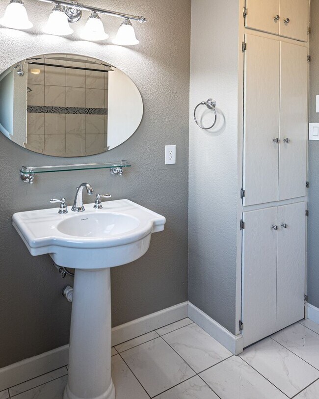 Building Photo - 3-Bed Midtown Home, Large Fenced Yard With Pool