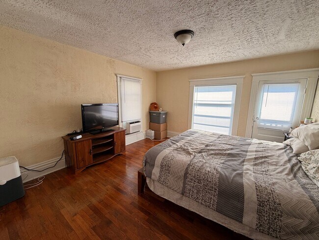 Building Photo - Charming Four Bedroom Home on SE Side!