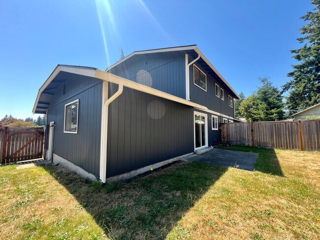 Building Photo - 2 BD Hawks Prairie Duplex