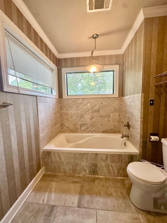 Building Photo - White Oak Common 3BR 2 1/2BA