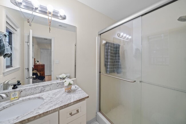 Building Photo - Southside Savannah Gem – 4BR Home in Windsor Forest with Sunroom & Patio