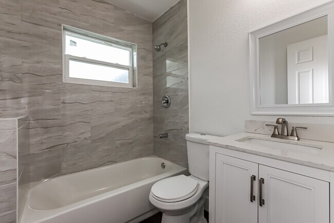 Building Photo - 701 NE 11th Ave