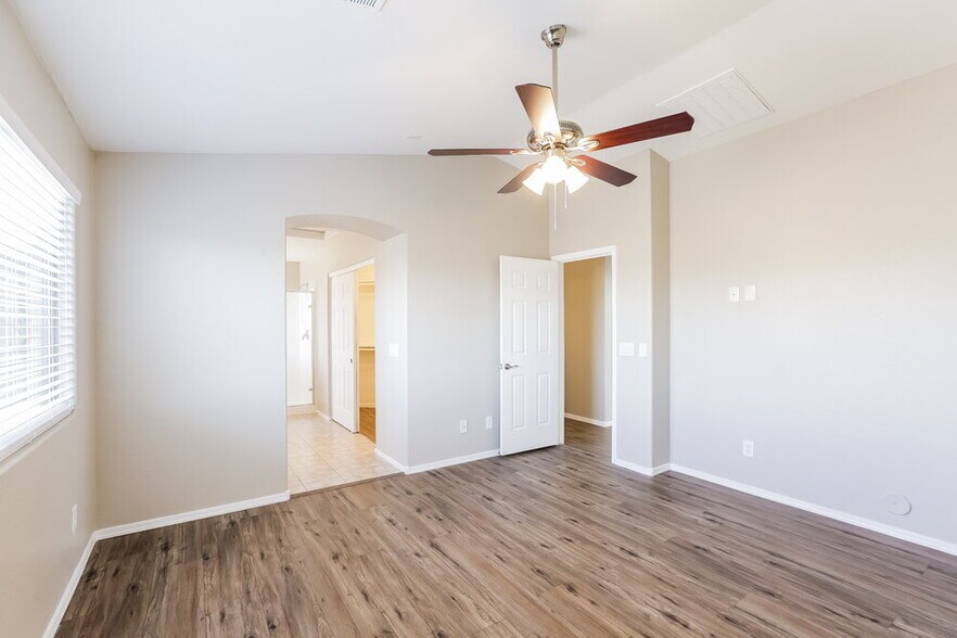 Building Photo - 6216 S 52nd Dr