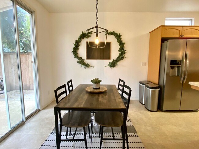 Building Photo - $2,450 Beautiful 3 Bedroom Home In  The Qu...