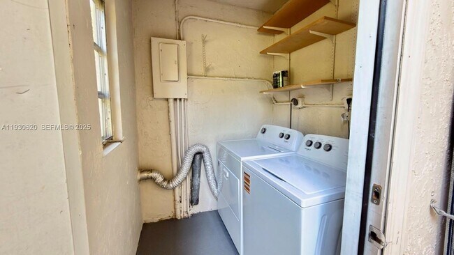 Building Photo - 3064 Riverside Dr