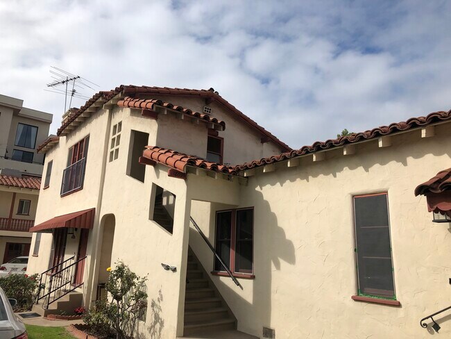 Building Photo - 1859 Kelton Ave