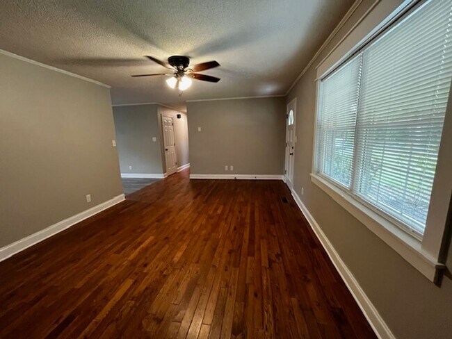Building Photo - Updated 3 bed 2 bath house with yard and b...