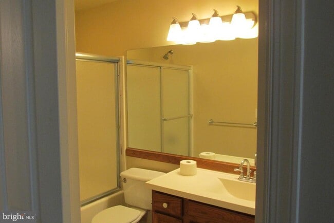 Building Photo - 888 Woodridge Dr