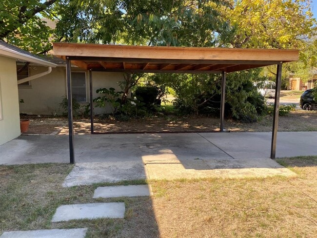 Building Photo - 1415 Bentwood Rd