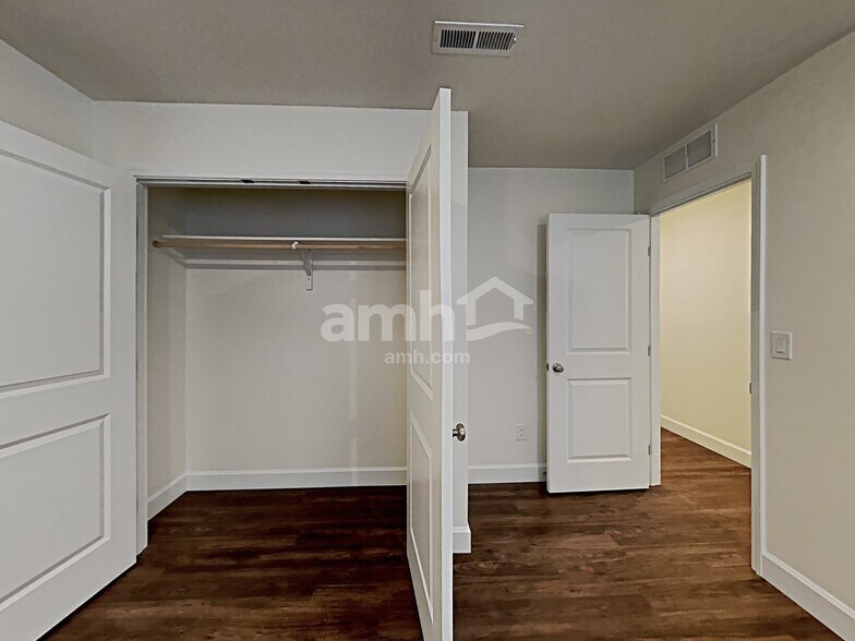 Building Photo - 5079 W Bellevue St