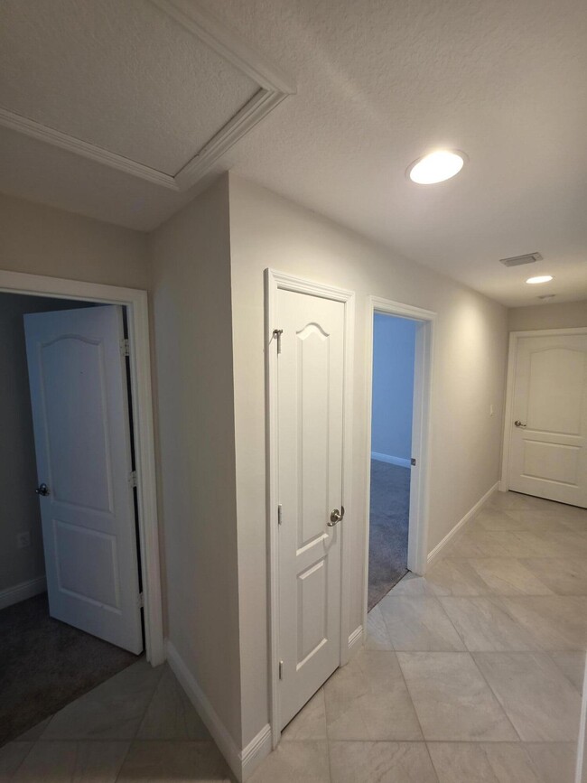 Building Photo - 5996 NW Baynard Dr