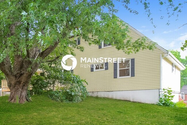 Building Photo - 4 Bedroom Pet-Friendly Home in Kansas City, MO with Main Street Renewal