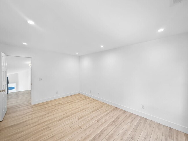 Building Photo - Stunning 4B/3BA House in Gated Community in Carlsbad!