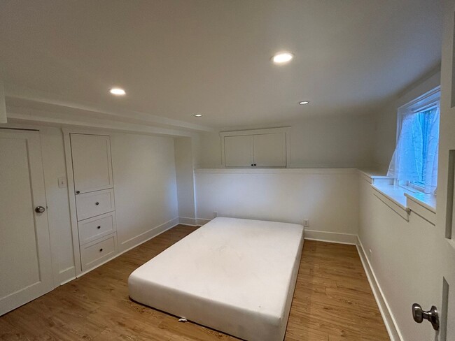 Building Photo - Cozy 2 BR, 1 BA Garden Apartment w/ shared...