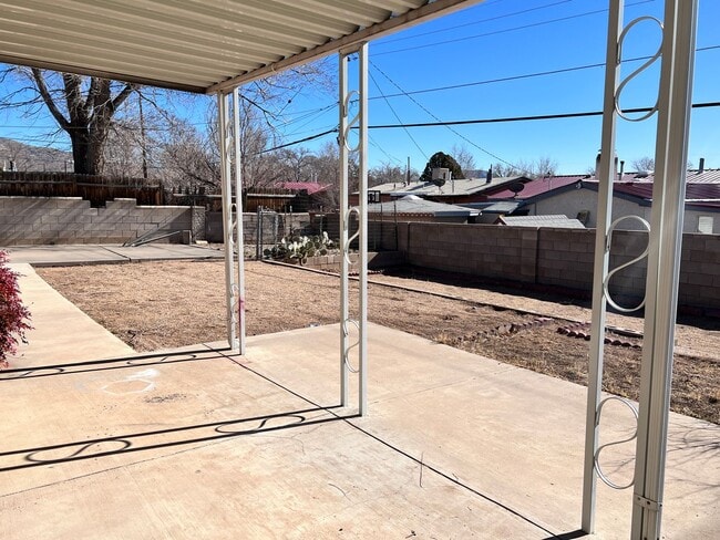 Building Photo - Nice Nob Hill Location with 3 Bedrooms