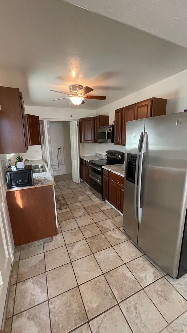 Building Photo - 1336 Peach Ave