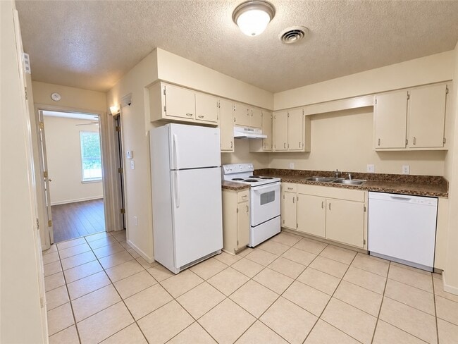 Building Photo - 2310 N Raven Ln
