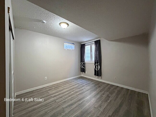 Building Photo - 5-Bedroom Aurora Home with Smart Layout & Private Lower-Level Entrance