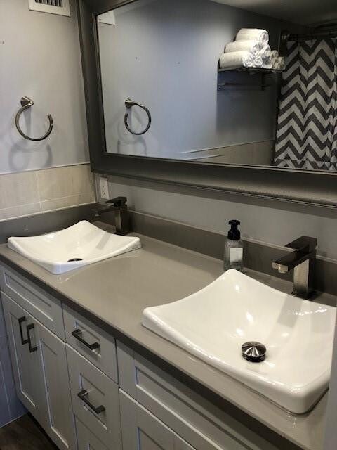 Building Photo - 1609 N Riverside Dr