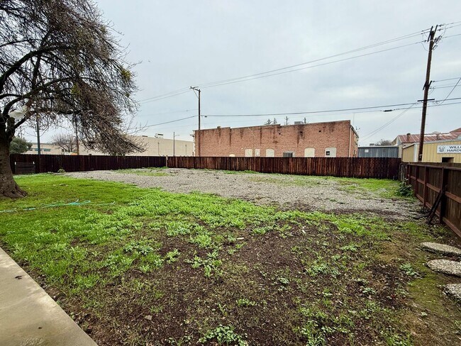 Building Photo - 2 Bedroom 1 Bath House For Rent!