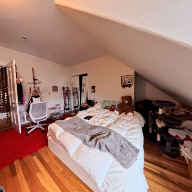 Building Photo - Large Unit in brookline Village, In-Unit Washer and Dryer, One Parking Space is Included