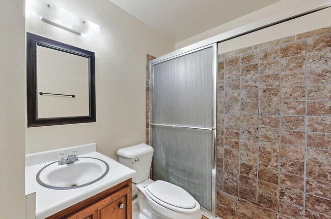 Building Photo - 939 Country Club Dr SE